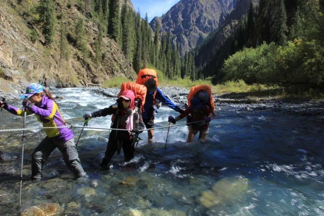 女人20歲花錢打扮還是去旅游